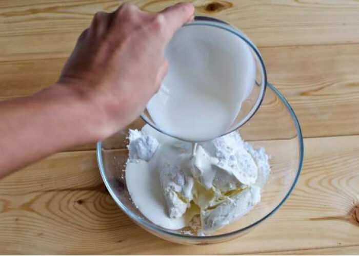 Сыр охладите, масляный компонент разделите на кусочки и доведите до комнатной температуры.