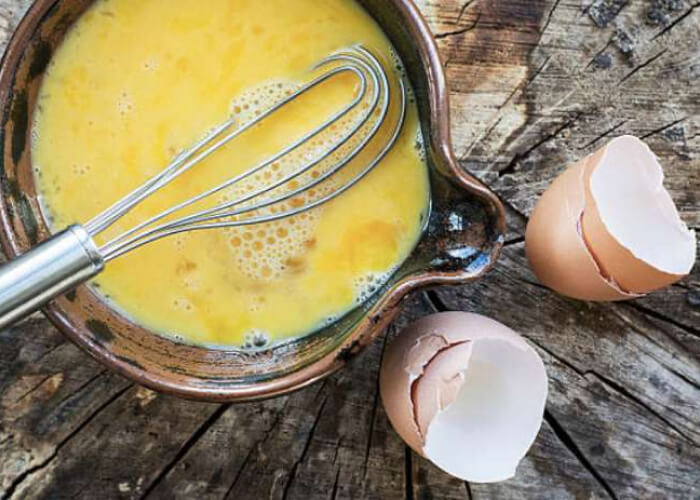 Яйца разбить в емкость, добавить соль и взбить венчиком до однородного состояния.
