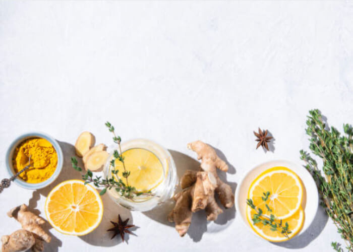 Отмерьте чайной ложкой порцию лимонной кислоты (излишки кристаллов снимите ножом) и растворите ее в холодной воде.