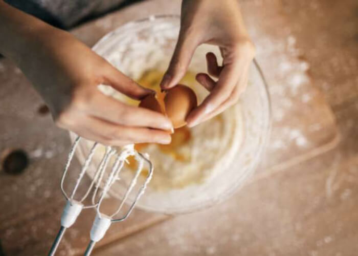 В отдельную емкость выбейте яйца, перемешайте их вилкой или венчиком (можно и миксером – но без взбивания) до однородного состояния. Добавьте соль и сметану и снова тщательно перемешайте.
