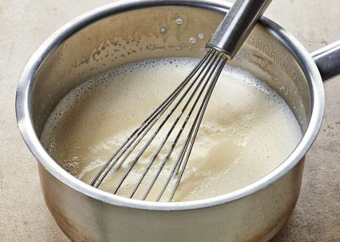 Молоко вылить в кастрюлю, добавить в него яичную смесь и размешать. Поставить посуду на огонь и медленно нагревать до начала образования хлопьев белка. Если процесс створаживания идет вяло, его можно ускорить добавлением уксуса.
