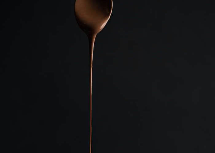 Растопите шоколад на водяной бане. Можно воспользоваться микроволновкой.
Если под рукой нет шоколада, его можно заменить какао-порошком. Чем больше вы его добавите, тем насыщеннее получится цвет и вкус крема. Перед добавлением какао в творожно-сливочную смесь соедините его с сахарной пудрой.
