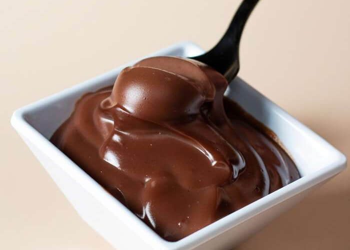 Введите в растопленный шоколад небольшое количество сырно-сливочной массы и взбивайте до полного соединения составляющих.
