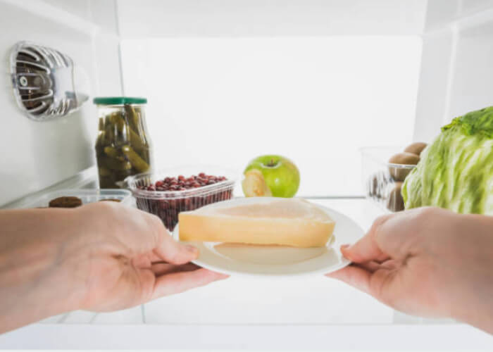 Натрите поверхность адыгейского сыра мелкой солью (по вкусу) и отправьте его в холодильник на несколько часов – лучше на всю ночь.
