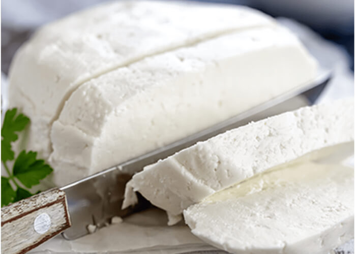 Рассол охладите и опустите в него сыр, не вынимая его из марли.  Через 3 часа головку переверните. Еще через пару часов выньте сыр из солевого раствора, удалите марлю, а продукт уложите на решетку или дренажный коврик. Когда он обсохнет, упакуйте в пергаментную бумагу и отправляйте в холодильник.

