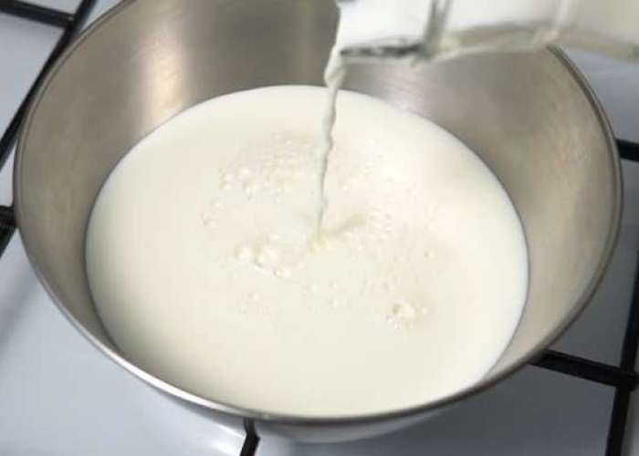 Добавьте к молоку кефир, постоянно помешивая.