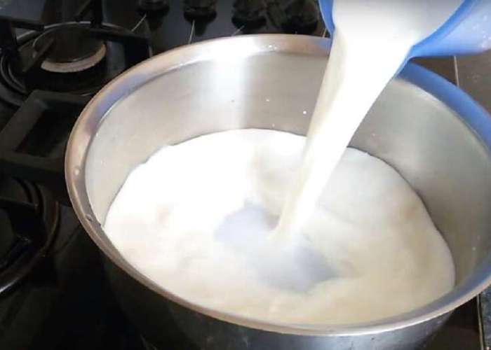 Свежее молоко налейте в кастрюлю с толстым дном, всыпьте щепотку соли и тщательно перемешайте до растворения соли.