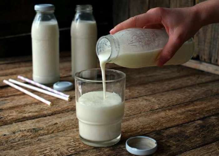 Для этого рецепта необходимо сквасить свежее молоко, оставив его в теплом месте на сутки.