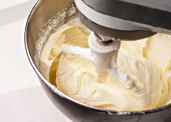 Достаньте сыр из холодильной камеры и добавьте его к смеси сахара и масла.