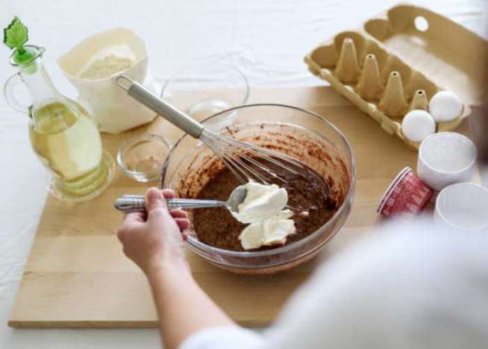 Отложите 3-4 столовые ложки смеси и с помощью миксера тщательно смешайте их с шоколадом.