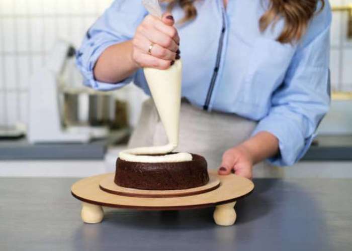 Массу выложите в удобную тару и приступайте к оформлению полностью остывшего торта.