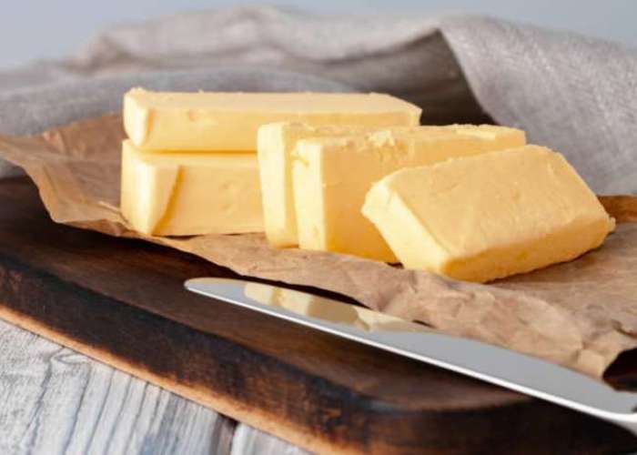 Достаньте из холодильника сыр и масло и дайте им согреться до комнатной температуры.
