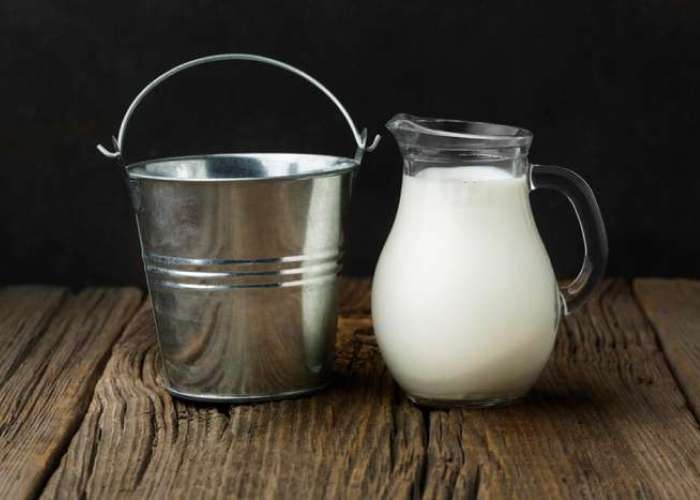 Разогрейте молоко до комнатной температуры (30-35 градусов), влейте в него раствор пепсина и перемешивайте в течение 5 минут.