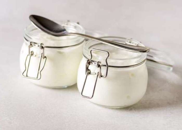 Переложите готовый плавленый сыр в стеклянную емкость, где он будет храниться, и дайте настояться в холодильнике в течение 1 часа.