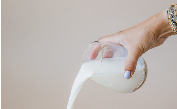 Налейте свежее молоко в чистую кастрюлю с толстыми стенками и нагрейте на медленном огне до 36 градусов. Если под рукой есть пищевой термометр, лучше использовать его для контроля температуры.