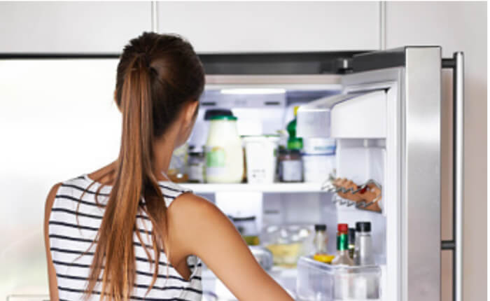 Достаньте зернистый творожок из холодильника и перемешайте: иначе он спрессуется в плотную массу.