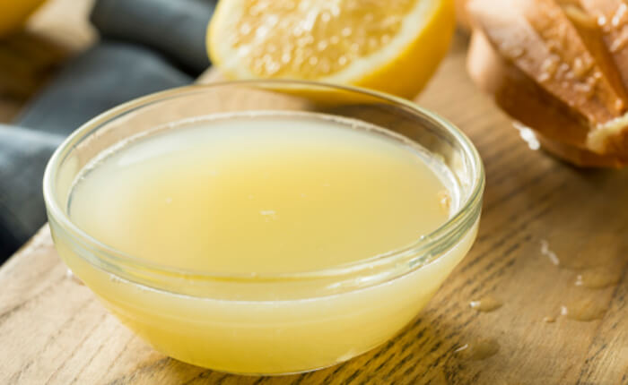 Добавьте лимонный сок (или кислоту) и в течение нескольких минут активно перемешивайте содержимое кастрюли.