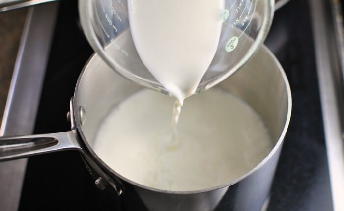 Перелейте молоко в большую нержавеющую кастрюлю и подогрейте его до температуры 32-35°С.