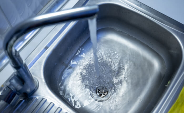 Массу промойте холодной водой и аккуратно отожмите руками.