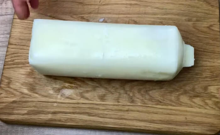 Достаньте кефир из морозилки. С помощью ножниц аккуратно снимите упаковку со льда. Если вы замораживали продукт в контейнере, аккуратно вытряхните его оттуда.