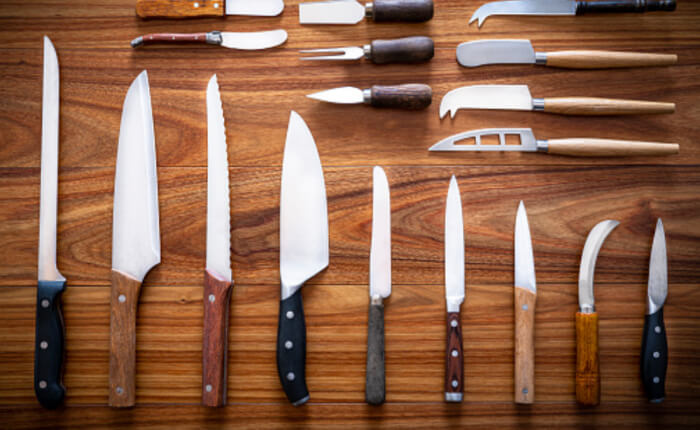 Образовавшийся плотный сгусток прорежьте ножом вдоль и поперек через каждые 1,5-2 см.