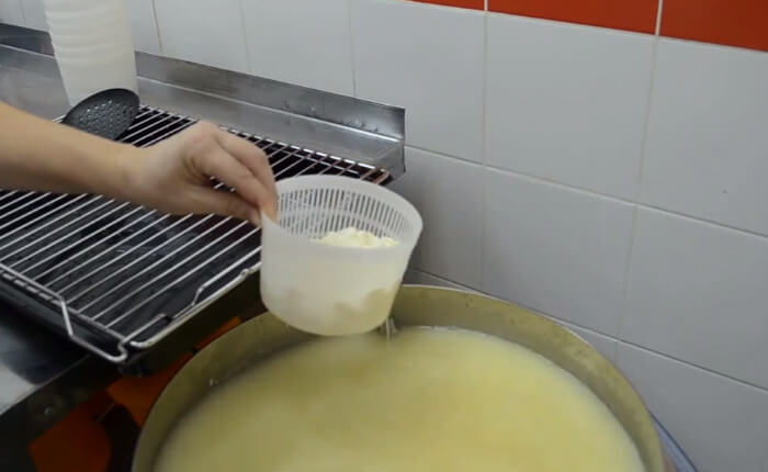 Выложить сырное зерно в формы.