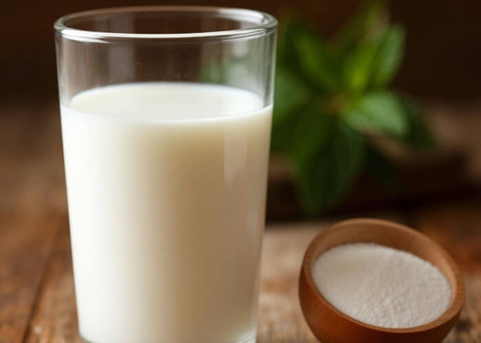 Перелейте молоко в казан или большую кастрюлю с толстым дном, поставьте на огонь и доведите до кипения. Периодически помешивайте его лопаткой или шумовкой, не допуская прилипания молочного белка к днищу посуды.