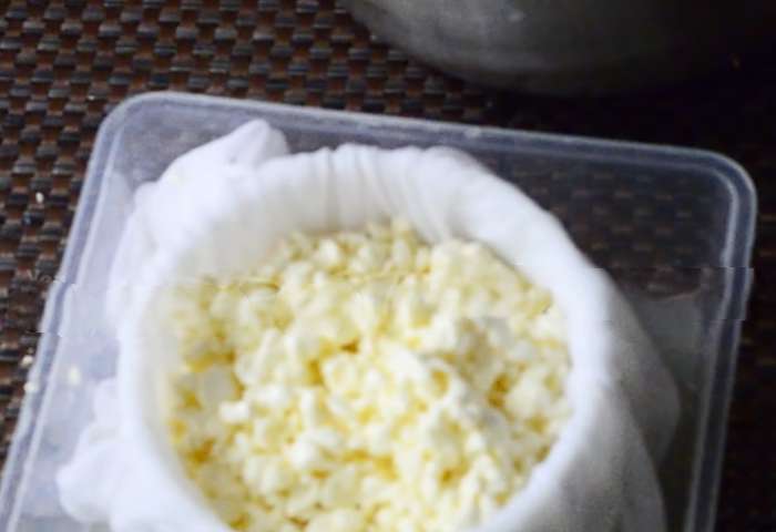 Оставьте форму с сыром в раковине для самопрессования. Через 15 минут переверните сыр и оставьте прессоваться еще на 15 минут. Поддерживайте окружающую температуру в районе 18-22°С.