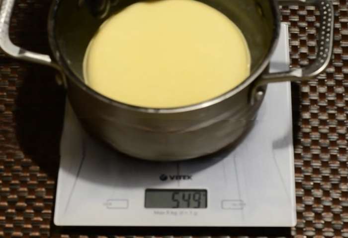 Удалите груз, извлеките сыр из формы и поместите его в рассол при температуре 10-12°С. Взвесьте сыр, время посола рассчитывается из 6 часов на 1 кг сыра. В середине посола переверните сыр в рассоле.