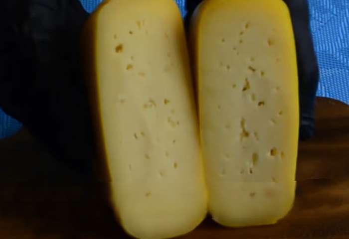 Покройте сыр воском или латексом. Перенесите сыр в камеру со средней температурой 10-14°С и влажностью 80-85%.Общее время созревания - 60 дней.