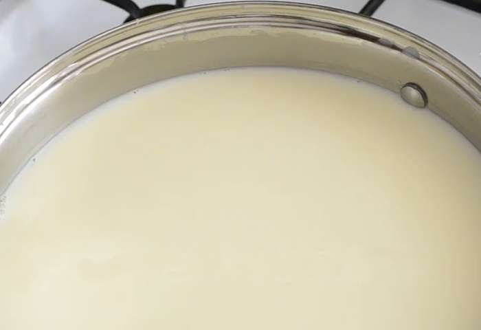 Нагрейте молоко на водяной бане до 32-34°С, помешивая его. Во время нагрева добавьте хлористый кальций и липазу.