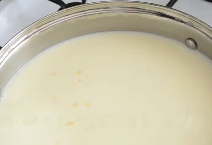 Посыпьте закваску и липазу в молоко и хорошо перемешайте. Прикройте кастрюлю крышкой и дайте постоять 30-40 минут (или пока pH не достигнет 6.55-6,45). Добавьте разведенный в молоке аннато, если хотите более желтый сыр.