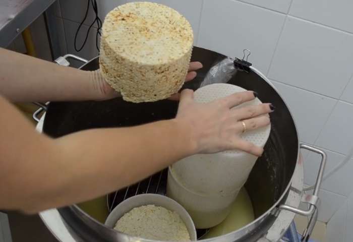 Переворачивать сыр каждые 30 минут в течение 2 часов. Поддерживать температуру сыворотки на уровне 50°C. Покрыть кастрюлю чашкой или крышкой, оставив зазор.