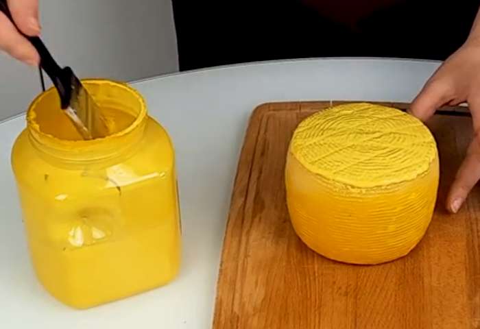 Чтобы упростить уход, покройте сыр латексом, если планируете вызревать более 10 дней.