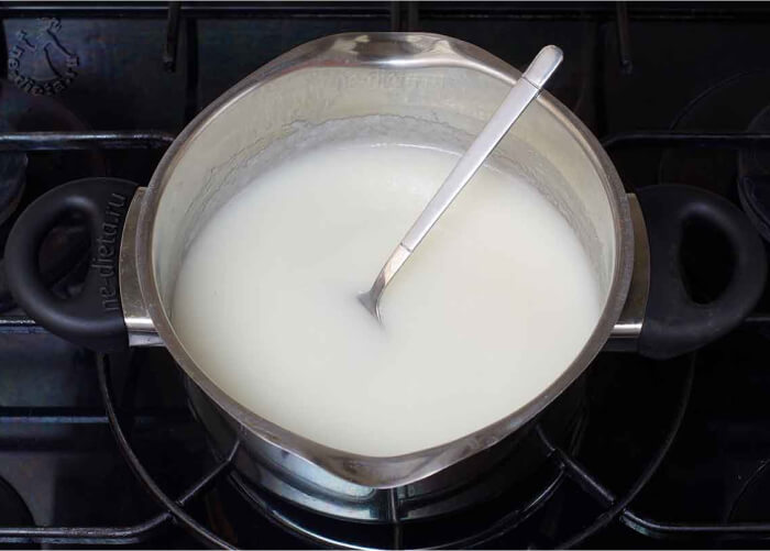 В теплое молоко добавьте столовую ложку натурального йогурта и тщательно перемешайте содержимое до однородного состояния.