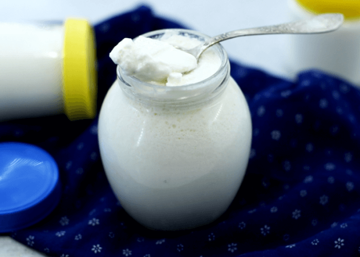 Сквасить молоко при комнатной температуре в течение суток. Если вы не хотите оставлять молоко в тепле, отправьте его в холодильник на 3-4 дня, молоко за это время станет более густым, похожим на жидкий кефир.