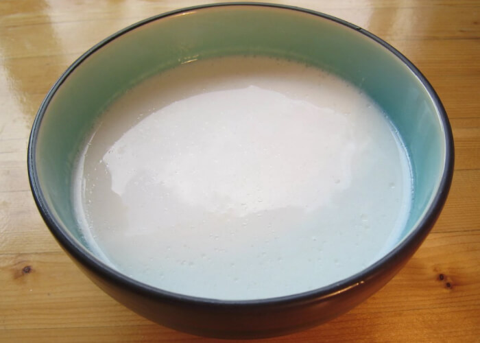 Возьмите 1 л кефира, перелейте его в посуду, которую можно поставить в СВЧ-печь. Подойдет обычная стеклянная банка или глубокая миска.