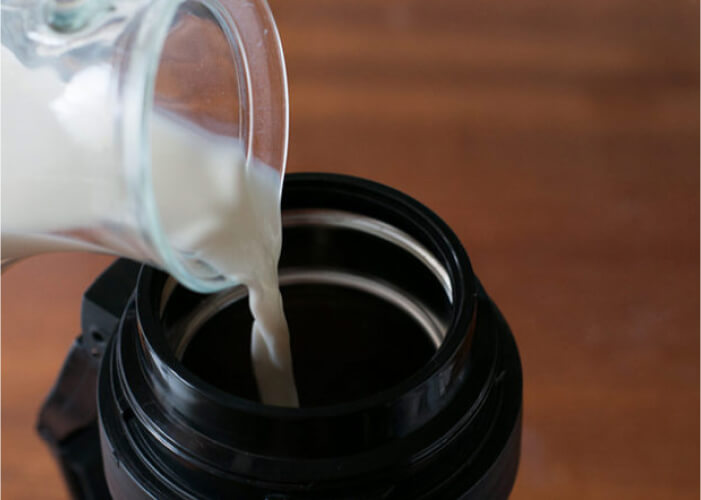 После растворения закваски добавьте остальное молоко, еще раз тщательно перемешайте под плотно закрытой крышкой.
