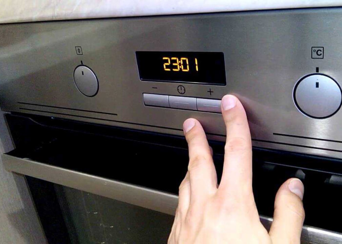 Каждый час необходимо нагревать духовку до 50 градусов, чтобы постоянно поддерживать одинаковый температурный режим.