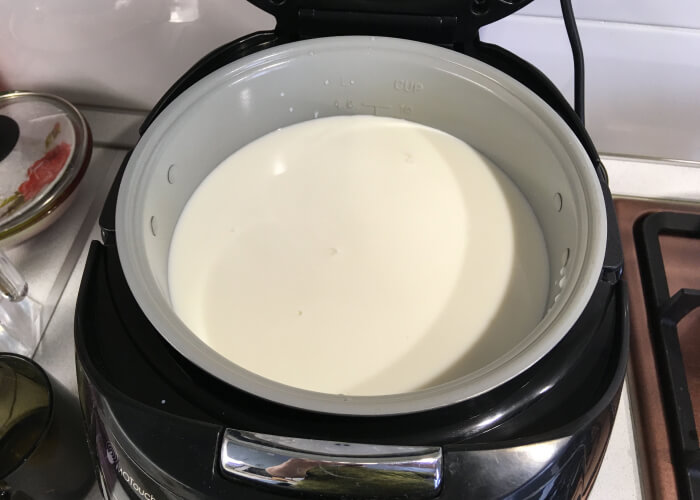 Пастеризованное молоко подогрейте до 35-37 градусов. Если у вас нет специальных емкостей, можно влить жидкость прямо в чашу мультиварки.