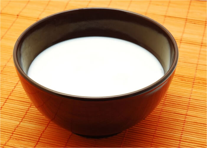 В емкость, где будет готовиться йогурт, следует налить немного молока и добавить закваску либо живой йогурт, а затем все тщательно перемешать.