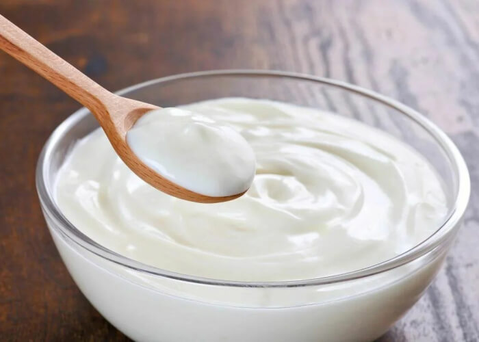 Добавьте теплый йогурт в остывшее молоко, тщательно перемешайте, чтобы не было комочков.