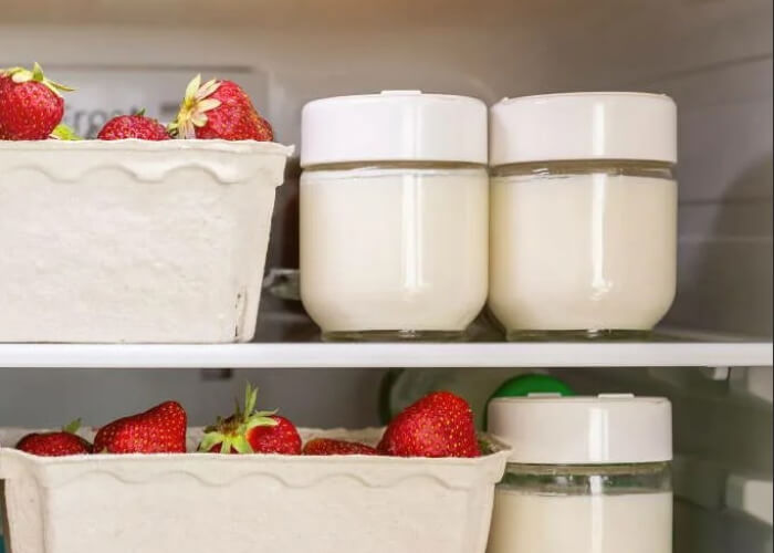 Оставьте йогурт для сквашивания на 6-8 часов. После поместите готовый продукт в холодильник, употребить его рекомендуется в течение 5-7 дней.