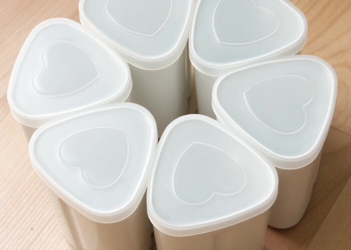 Если в комплекте с мультиваркой идут баночки для йогурта, разлейте смесь в них, также можно использовать небольшие стаканы.