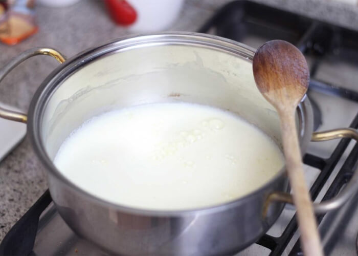 Влейте молоко в кастрюлю с толстыми стенками, именно в такой посуде оно будет нагреваться равномерно и не пригорит.