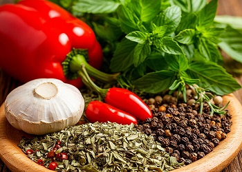 Добавьте в смесь перец и зелень по вкусу, доведите до кипения, постоянно помешивая