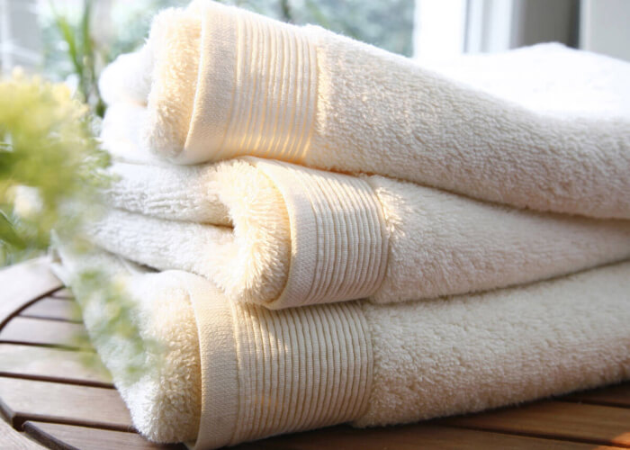 Пока сливки варятся, подготовьте глубокую миску, дуршлаг и хлопчатобумажное полотенце – оно идеально подходит для фильтрации. Если полотенца нет, то можно застелить дно дуршлага сложенной в 5-6 слоев марлей.