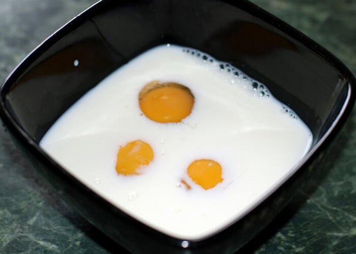 Добавьте взбитые яйца в смесь, постоянно помешивая деревянной ложкой, доведите до кипения и проварите 1 минуту.