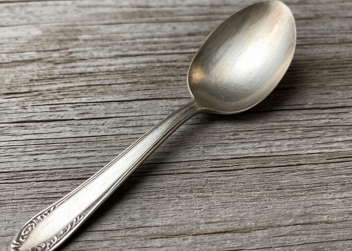 Проверьте, готова ли сырная основа. Для этого наберите в ложку немного сыворотки – она должна быть прозрачной. Еще один способ проверки заключается в том, чтобы опустить в горячую смесь ложку, вытащить и посмотреть, остались ли на ней крупинки. Если да, основа для сыра готова.