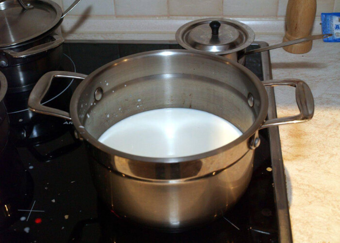 Подогрейте молоко на медленном огне до комнатной температуры, смешайте с кефиром.